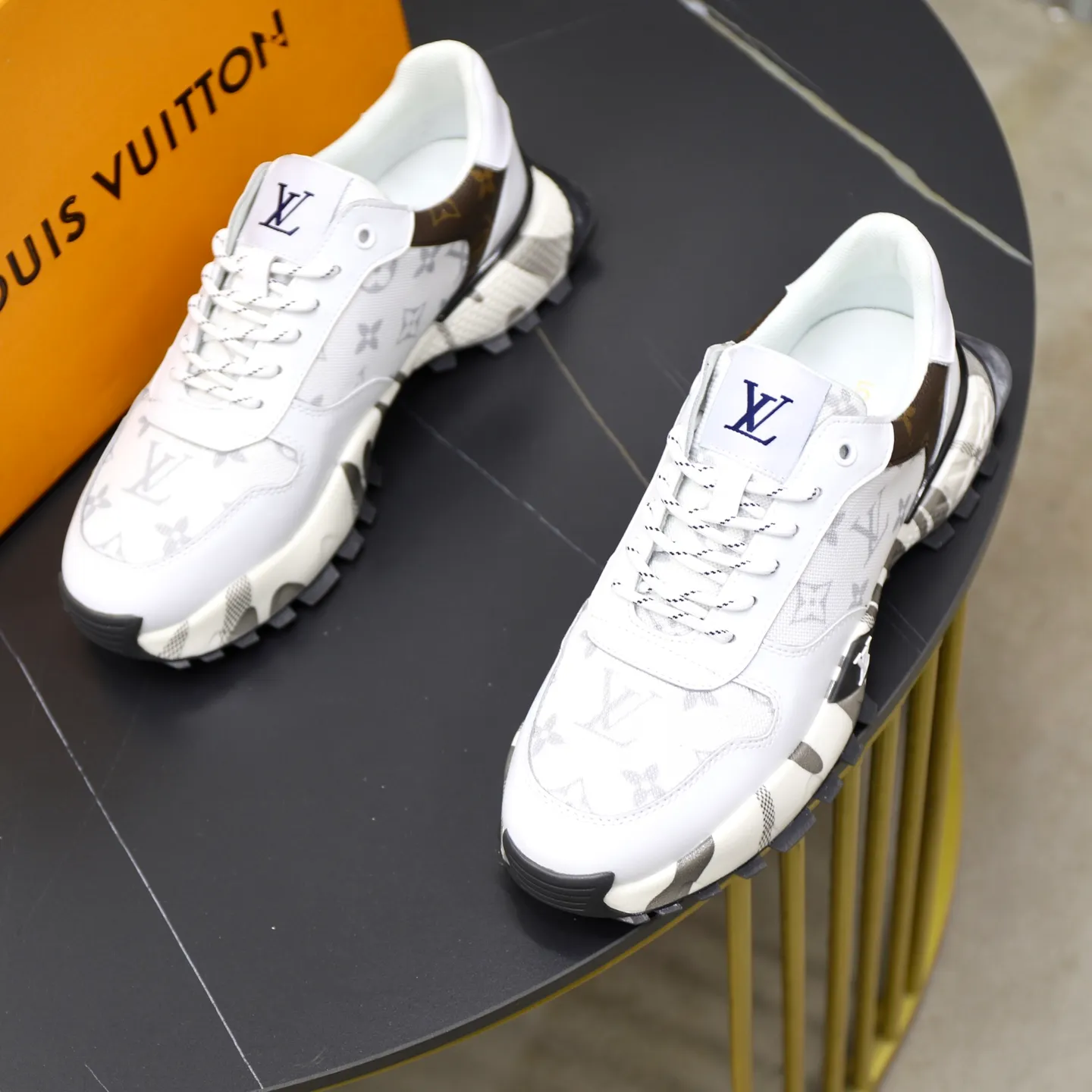 Ex-factory price: 462💰🙅‍♂️🙅‍♂️🙅‍♂️ Brand: LV Louis Vuitton Standard code: 38-44 (45 customized) Grade: Same as the official website Material: Original material spliced with brand cloth Comfortable and breathable lining Lightweight and wear-resistant sports outsole Style category: Men's fashionable casual shoes Running sneakers Distinguished luxury brand elements Top luxury Color: actual picture color